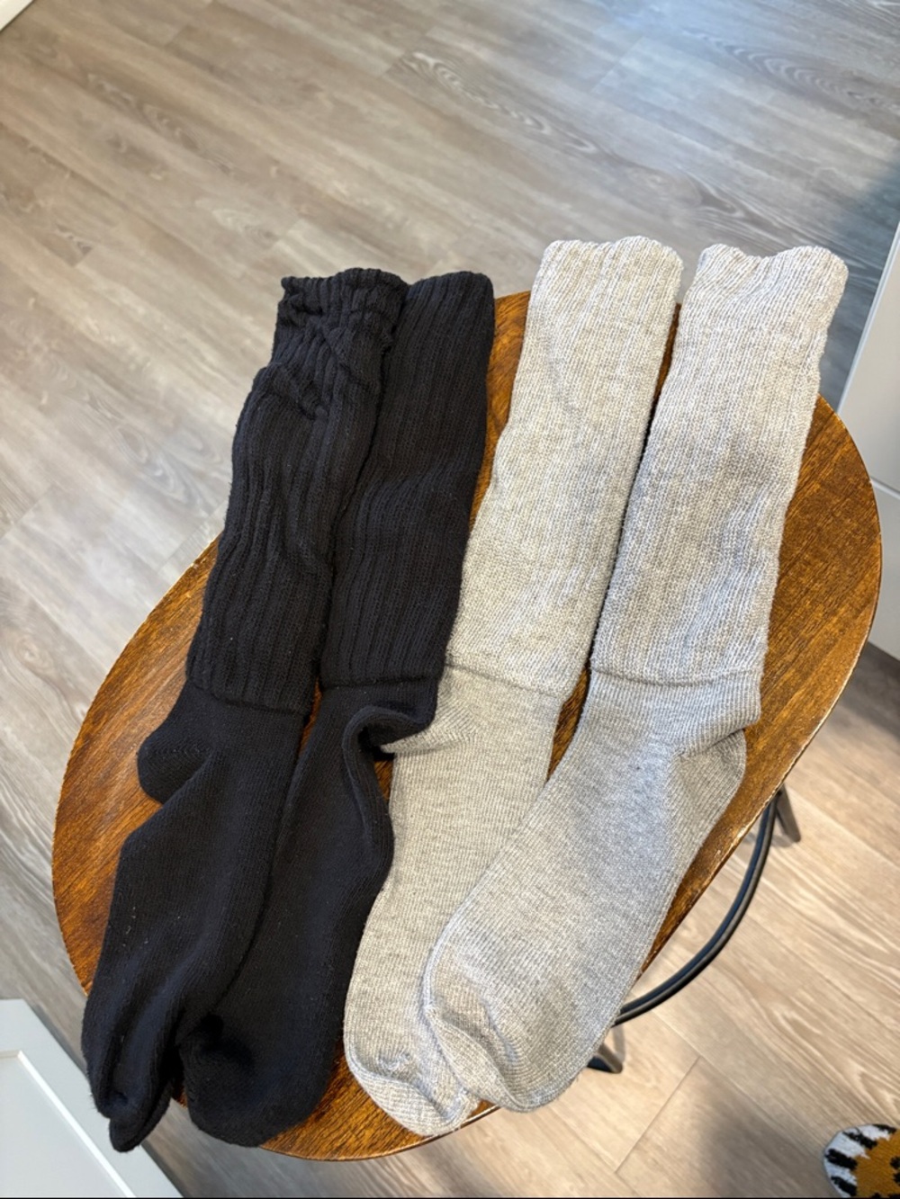 ALO Yoga Unisex Scrunch Socks in Black and Light Gray - Picture 4 of 10